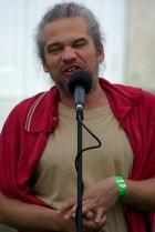 Petr Váša vystupuje na festivalu Mezi Ploty